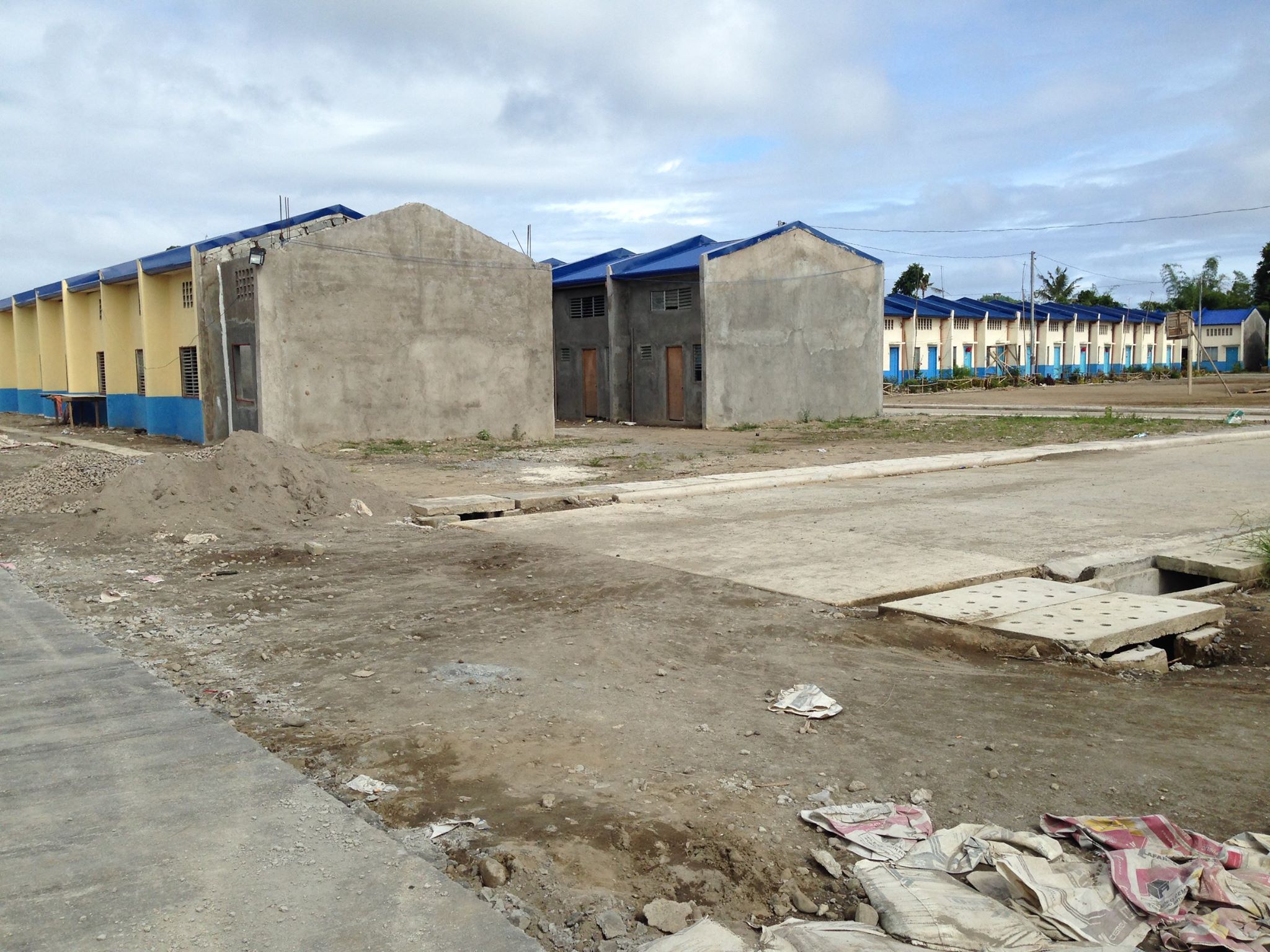 台風で自宅を失った人達の為に公営住宅が建設されている