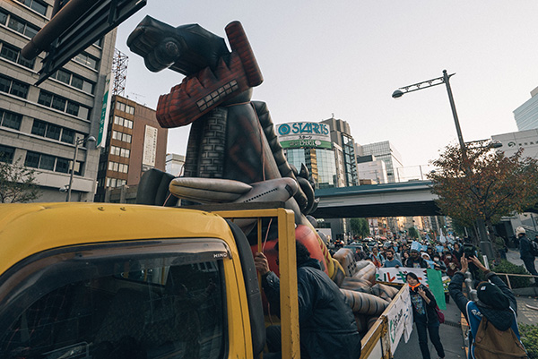 アースパレード東京では、化石燃料恐竜も一緒にパレードしました
(c)Hiroshi Okamoto