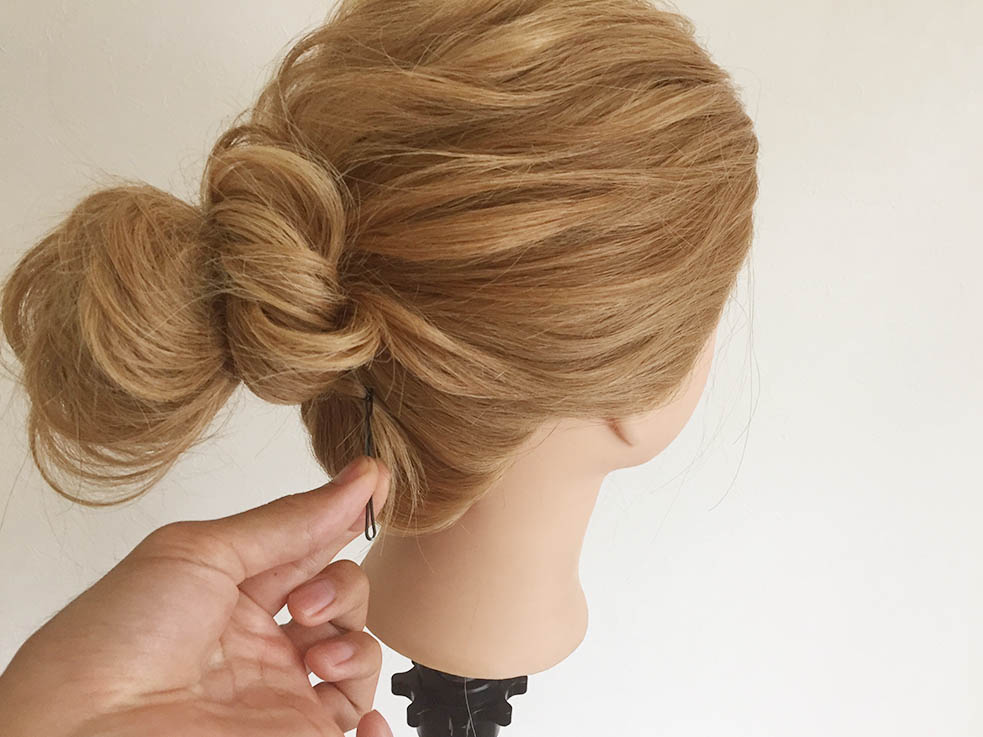 スカーフ＋お団子シニヨンのヘアアレンジ方法