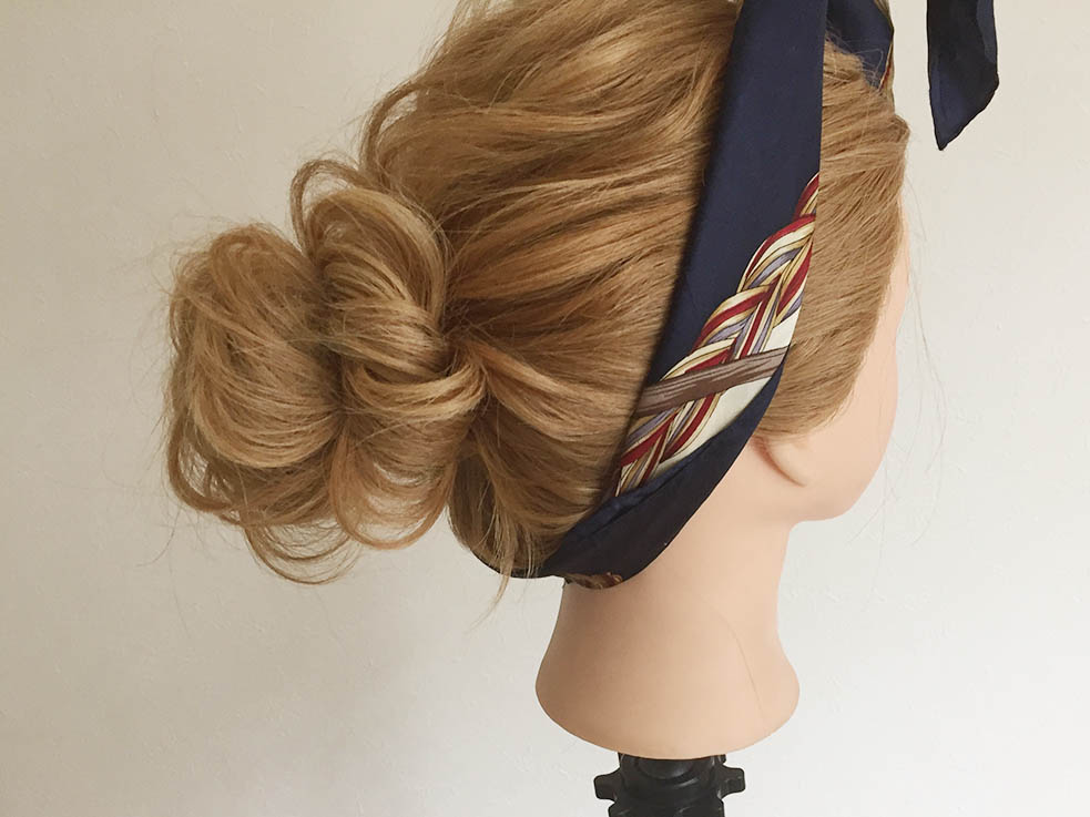 スカーフ＋お団子シニヨンのヘアアレンジ方法