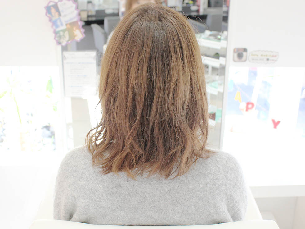 まず髪全体にクリーム状の柔らかいワックスを付けます