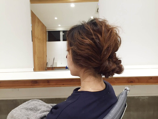 四つ編みのデコボコした立体感がかわいい 編み込みシニヨン風ヘアアレンジのやり方 コラム 緑のgoo