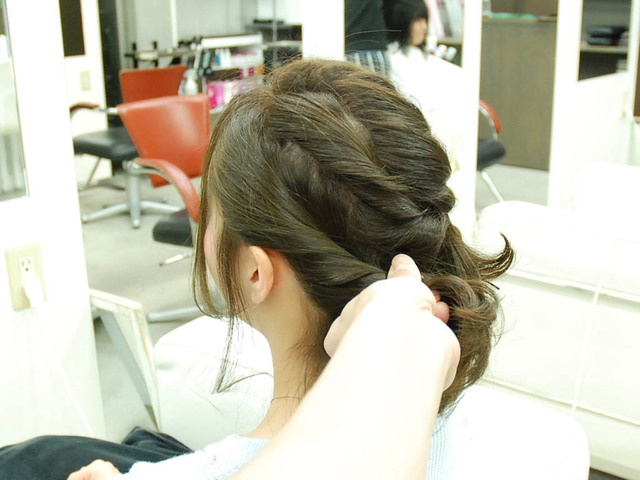 テクニックてんこもり！編み込み＋ねじり編み込みのアップヘアで上品にいきましょう♪