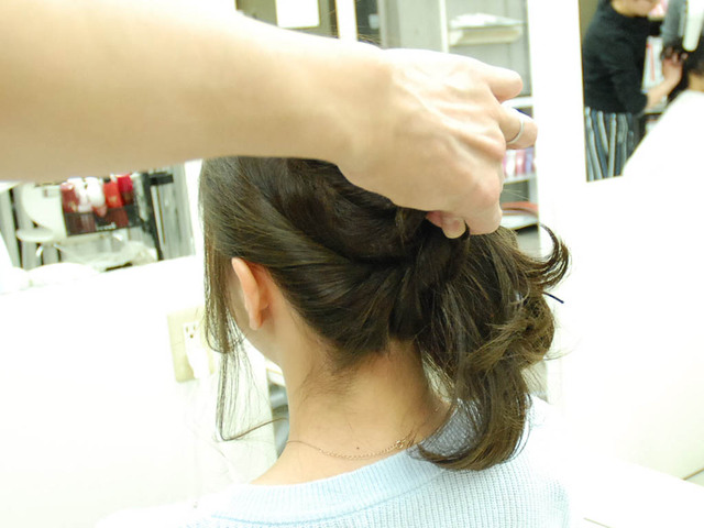 テクニックてんこもり！編み込み＋ねじり編み込みのアップヘアで上品にいきましょう♪