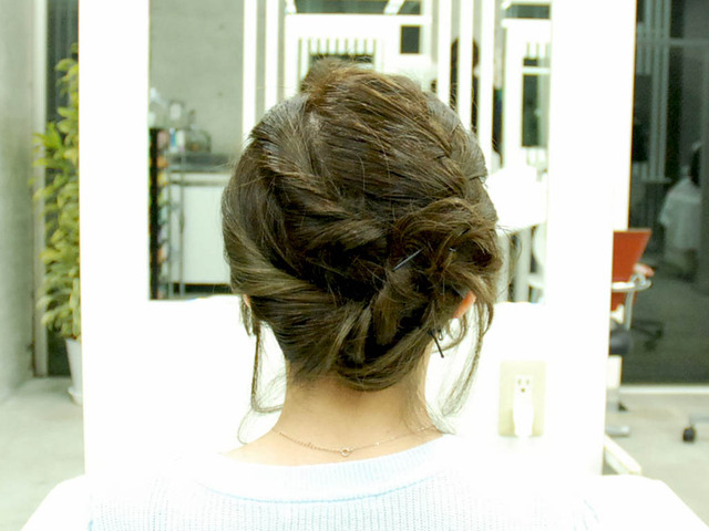 テクニックてんこもり！編み込み＋ねじり編み込みのアップヘアで上品にいきましょう♪