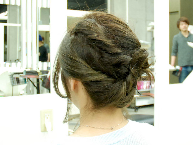 テクニックてんこもり！編み込み＋ねじり編み込みのアップヘアで上品にいきましょう♪