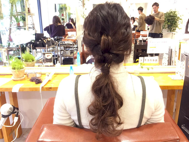 片結びだけで完成！地毛を結んで作るノットヘアーのポニーテールがラフかわいい