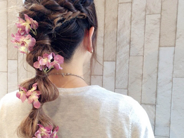 個性的でかわいい くるりんぱとねじり編みで完成する簡単玉ねぎヘアアレンジ コラム 緑のgoo
