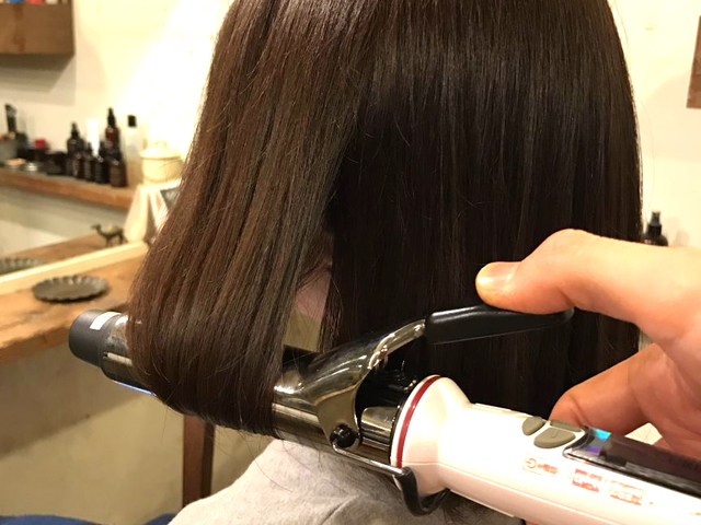 大人っぽく仕上がる外ハネボブのスタイリング方法