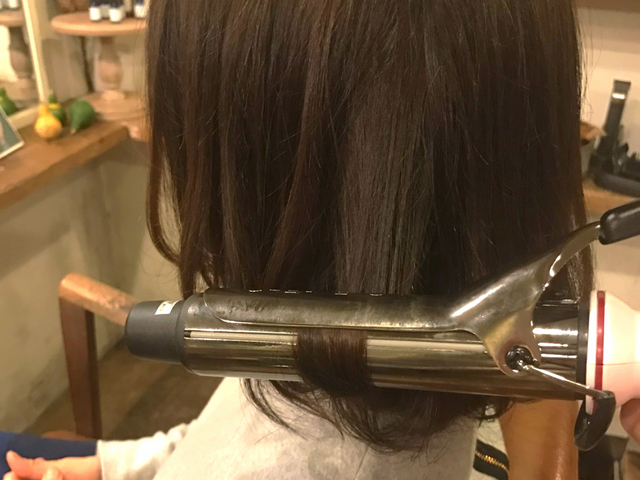 大人っぽく仕上がる外ハネボブのスタイリング方法