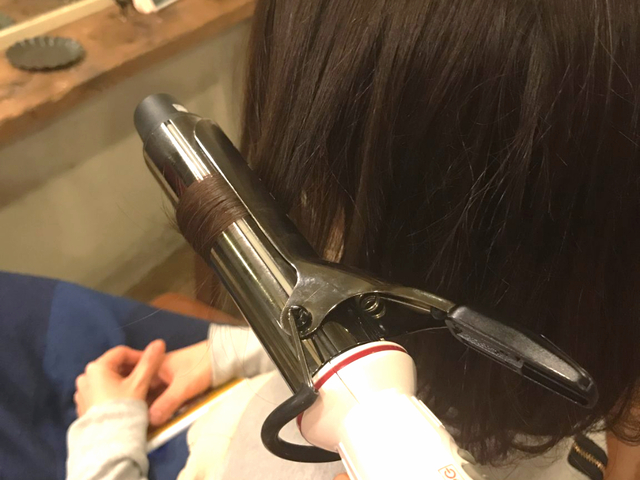 大人っぽく仕上がる外ハネボブのスタイリング方法