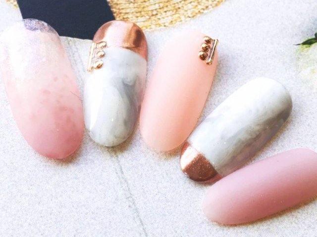 部分使いも可愛いコッパーカラー。マーブル柄との相性もバッチリ！