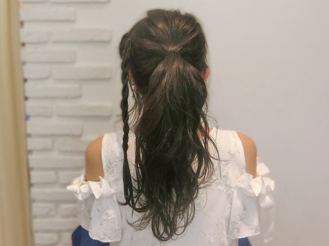 サイドの三つ編みがポイント！ポニーテールヘアアレンジ