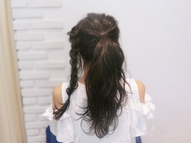 サイドの三つ編みがポイント！ポニーテールヘアアレンジ