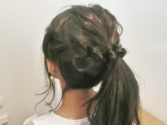 サイドの三つ編みがポイント！ポニーテールヘアアレンジ