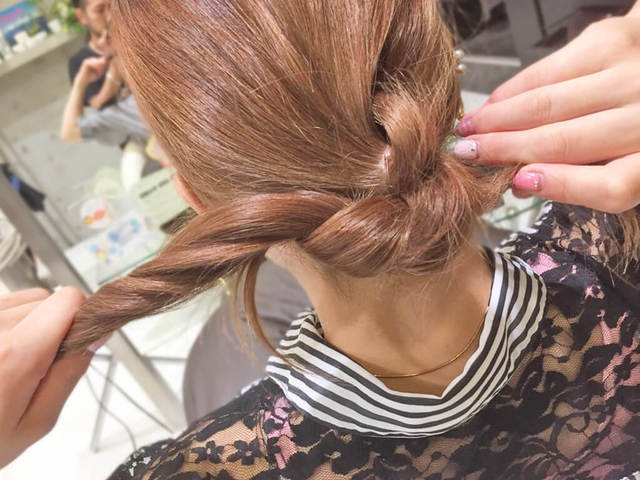 髪の毛を結んで作る結び目がかわいい ノットヘア風簡単ひとつ結びヘアアレンジ コラム 緑のgoo