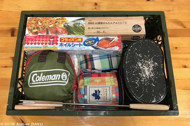 キッチングッズの入った、ダイソーの折りたたみコンテナ