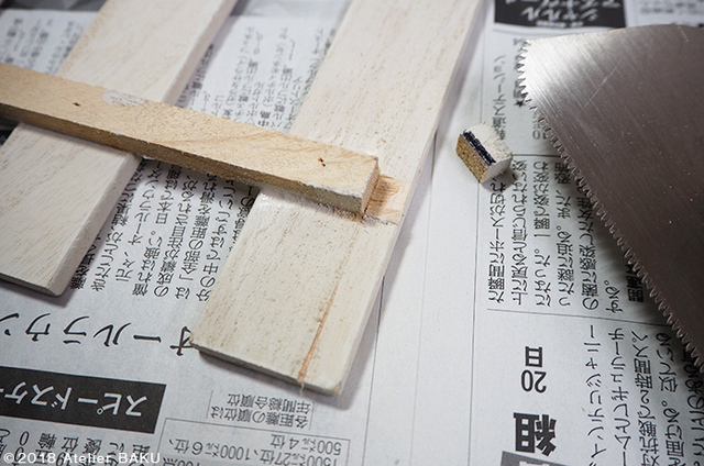 すのこの桟の先をノコギリで切り落とす