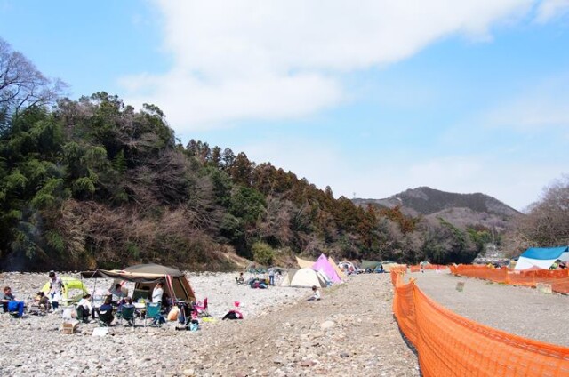巾着田でキャンプをする人