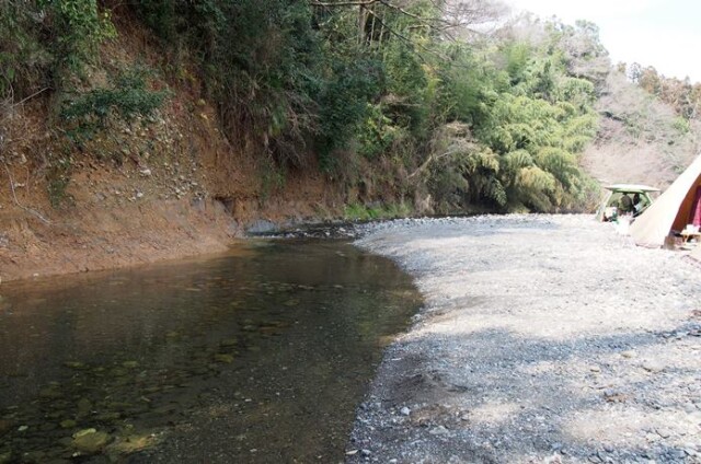 河原とテント