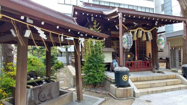 桜並木を見守るように太田姫稲荷神社があります