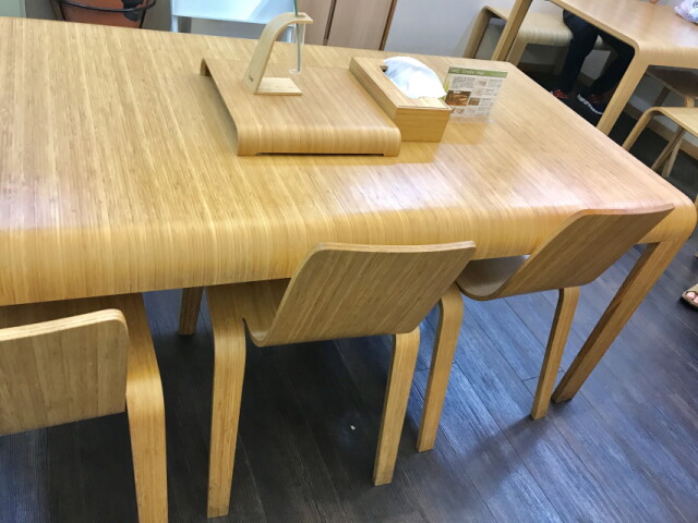 竹クリエイトのテーブルと椅子