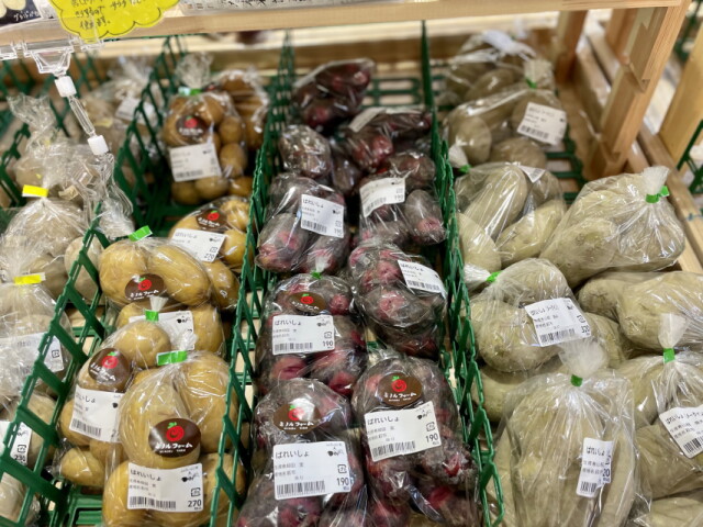 色とりどり。さまざまな品種のジャガイモがならぶ山口県萩市の農産物直売所