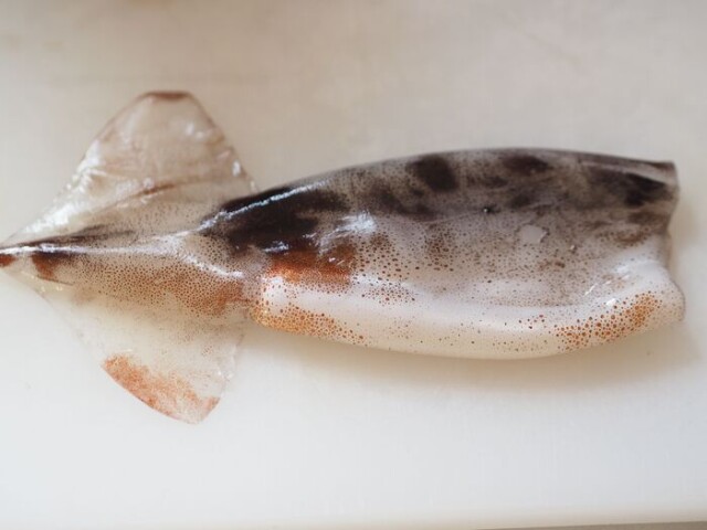 「イカの皮を簡単にむく方法」