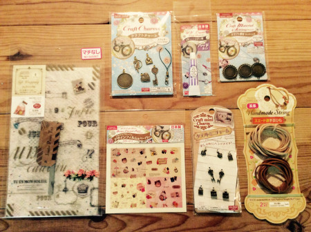 レジンアクセサリーは、好きなパーツを閉じ込められるのが特徴。土台となるチャームや枠、シリコン型のほか、100均のシールやスパンコール、ビーズ、マステなど、好み