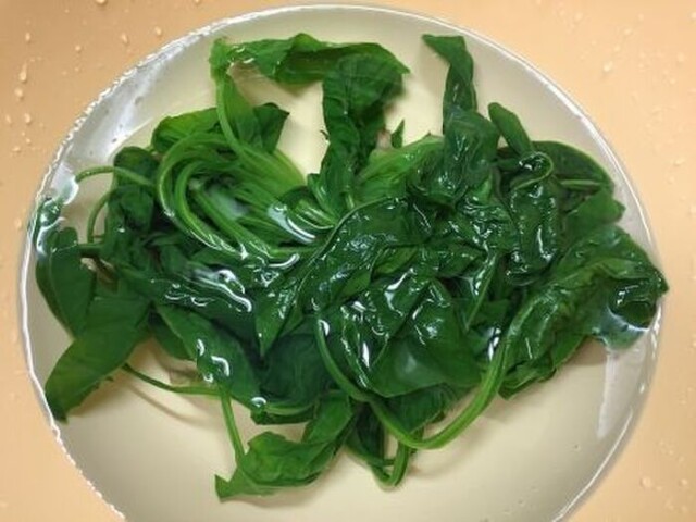レンジで調理されたほうれん草