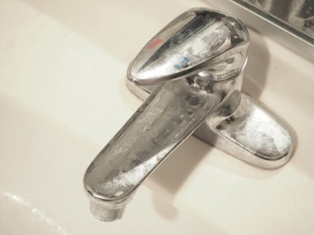 Before：水アカでマダラ模様の蛇口＆鏡