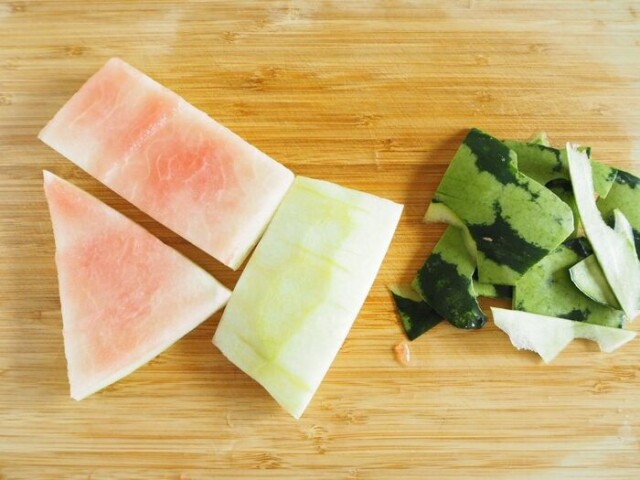 皮の表面の硬い部分をむきます