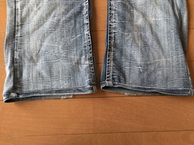 ズボンの裾を下ろします