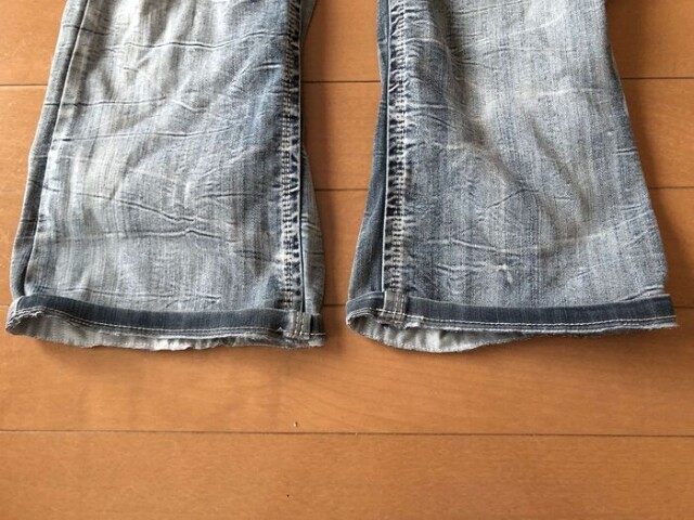 先程の縫い目から5mmの辺りで裁断します