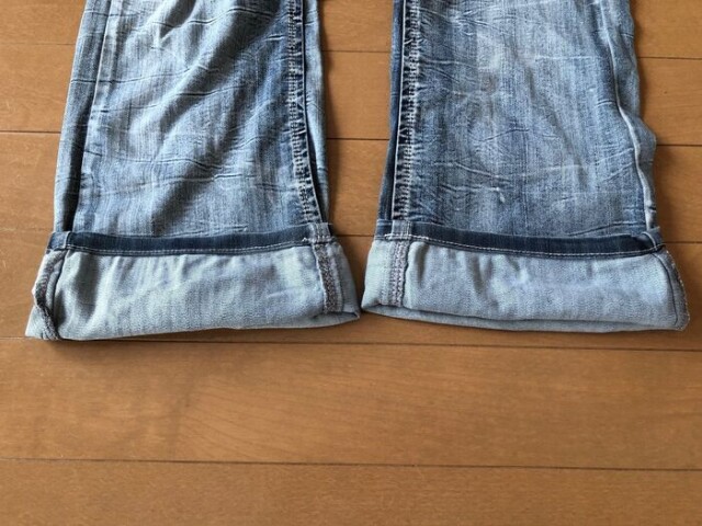 まずは履いて裾を折ります
