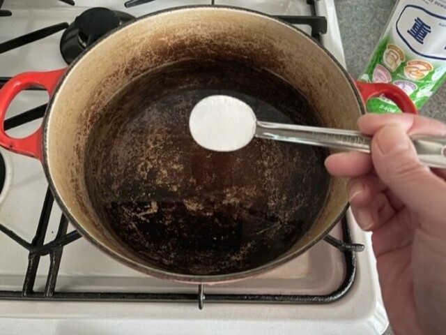 手順②重曹を小さじ2～3杯入れる