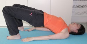 息を吸って、吐きながら骨盤を上にあげます。上半身からヒザまでが一直線になるようし、10秒間キープしておろします