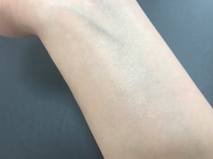 ファンデーション前にひと塗りするだけで、まるで<strong>水に包まれたようなツヤ肌</strong>をつくってくれます