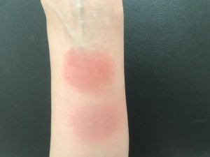 微粒子のパールが配合されたツヤ系のフェイスパウダーをブラシにとり、画像下のチークをぼかすように重ねてみました。発色が落ち着いて、ツヤ感もアップしましたね