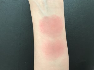 クリームチークはブラシでなじませる