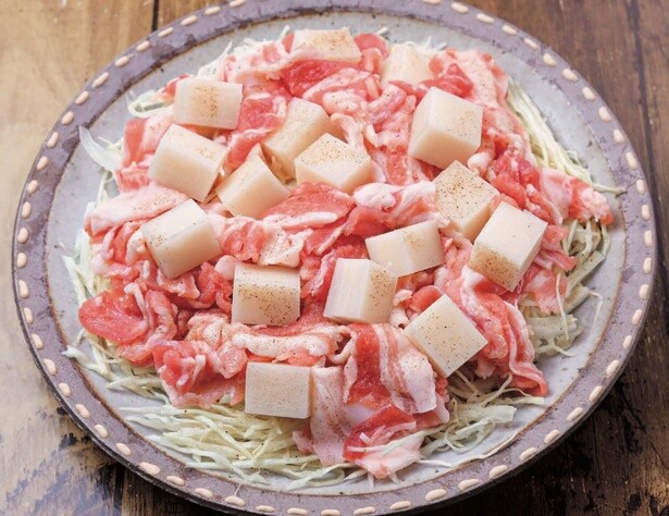 キャベツ、豚バラ、もちの順に広げてレンチン！