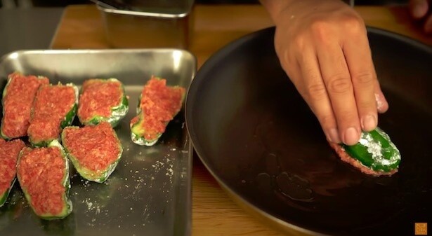 軽くギュッと押さえつけるとピーマンの奥まで肉が入る！　▶︎余った肉だねの使い道は…