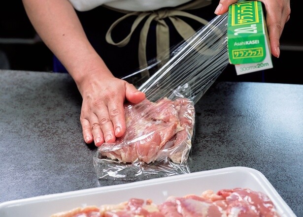 とり肉の冷凍法2　ラップを折り返し、とり肉をもう１枚載せる