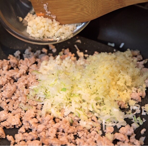 たっぷりのしょうがとにんにくをひき肉とともに炒めて、香りと食欲をアップ！