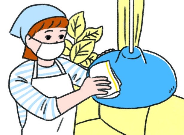棚の上、天井の照明器具はマイクロファイバークロスを使ってホコリをキャッチ