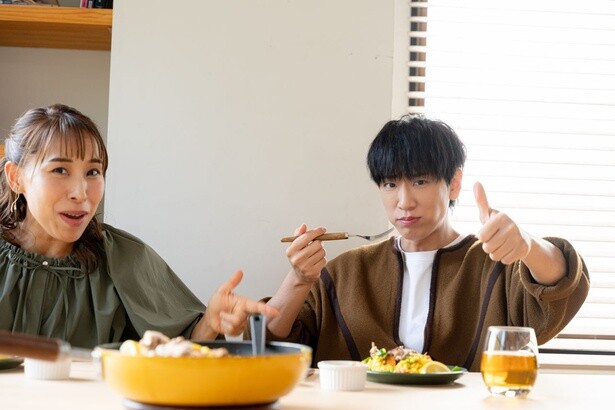 「マジでうまい！」と小山さんは何度も口に運んでサムズアップ