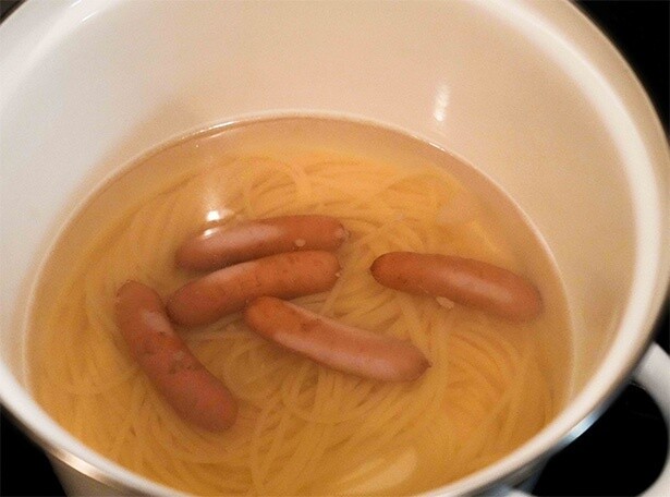 ウインナーと一緒に茹でると、パスタがくっつきにくくなるんです！