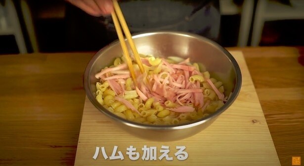 ハムも加える▶︎マヨネーズを加えれば完成ですが、ちょっと待って！