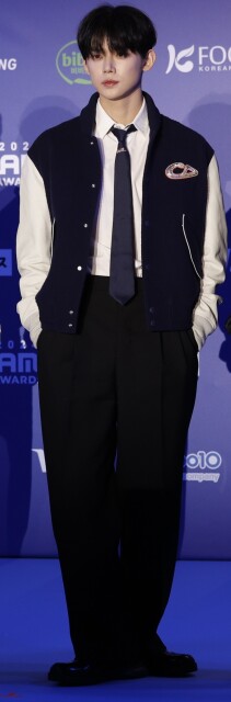 ヨンジュン（YEONJUN）全身ショット