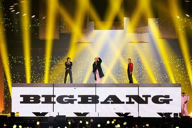 BIGBANGが大阪で再集結し、会場でレジェンド曲を披露！　会場にいた記者が地震と間違うほどの揺れが巻き起こるほど！▶次もBIGBANG圧巻のステージ